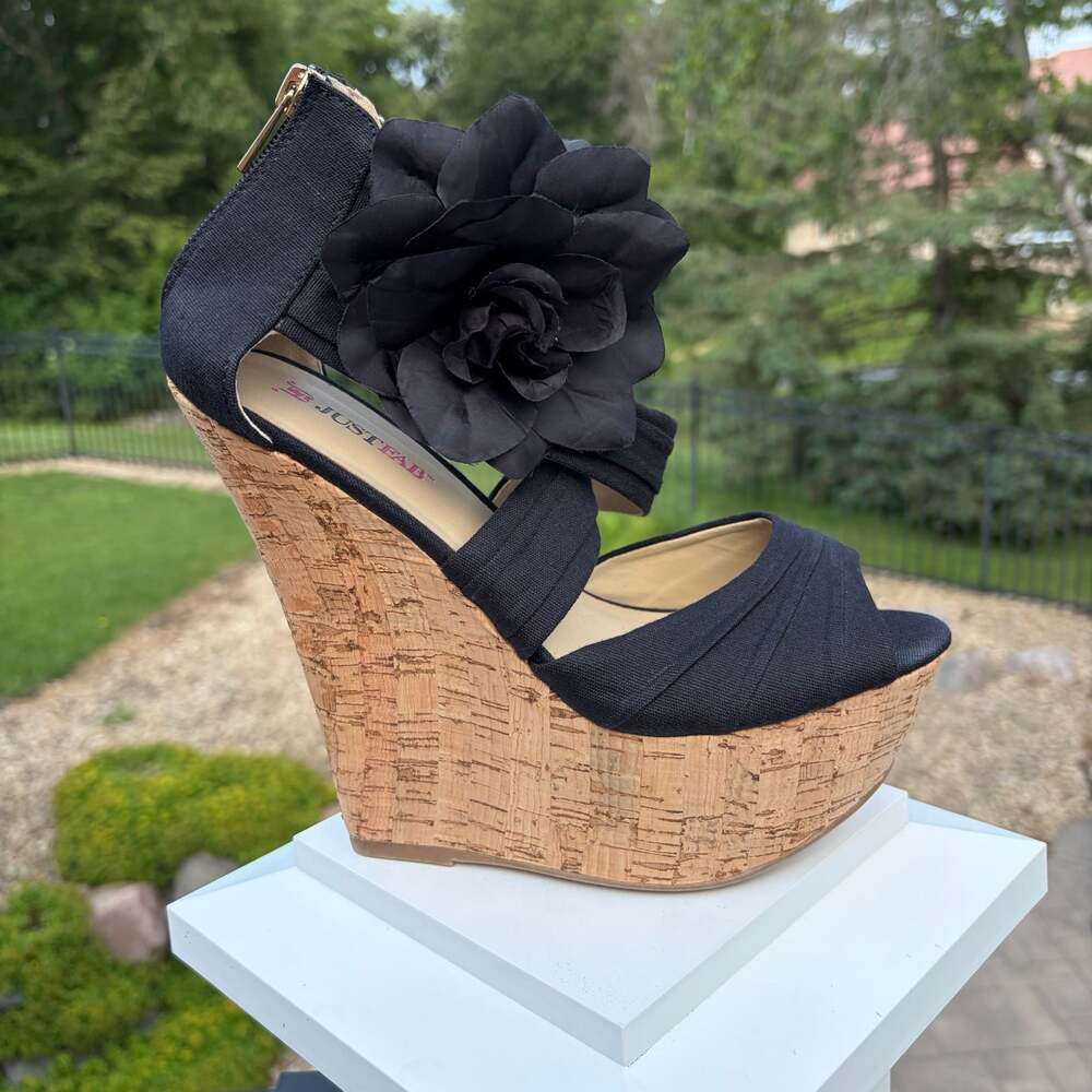 New JustFab Agnese Black Fabric Platform Wedge Sandals - Floral Accents Size 8.5